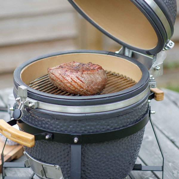 Dellonda-DG158-Kamado-Grills-Action-shot---cooking---beef