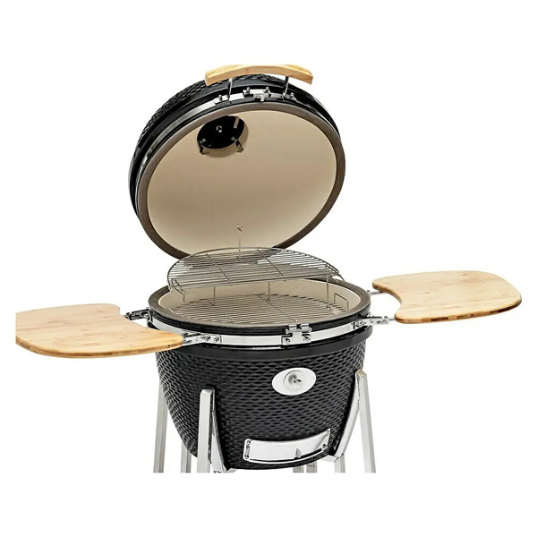 Flame-Rock -Holzkohlegrill-Kamado-24-ProDurchmesser-Grillfläche_-52-cm,-Schwarz---Ein-Keramikgrill-mit-geöffnetem-Deckel-und-zwei-hölzernen-Ablageflächen-an-den-S