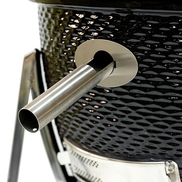 Flame-Rock -Holzkohlegrill-Kamado-24-ProDurchmesser-Grillfläche_-52-cm,-Schwarz---Nahaufnahme-des-Abluftventils-an-einem-schwarzen-Kamado-Grill,-das-die-Detailgen
