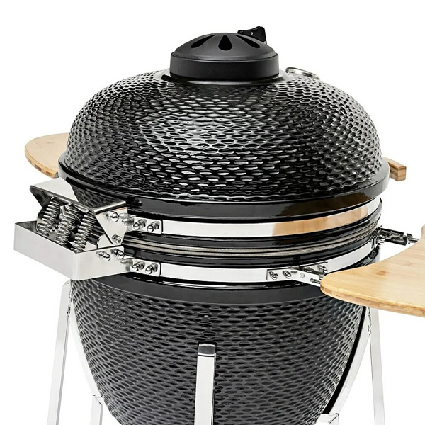 Flame-Rock -Holzkohlegrill-Kamado-24-ProDurchmesser-Grillfläche_-52-cm,-Schwarz---Nahaufnahme-eines-schwarzen-Keramikgrills-mit-Holzablagen