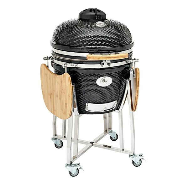 Flame-Rock -Holzkohlegrill-Kamado-24-ProDurchmesser-Grillfläche_-52-cm,-Schwarz---Nahaufnahme-eines-schwarzen-Keramikgrills-mit-zwei-Holztischen-an-den-Seiten-und